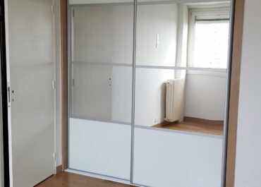 Pose dressing, parquet et papier peint